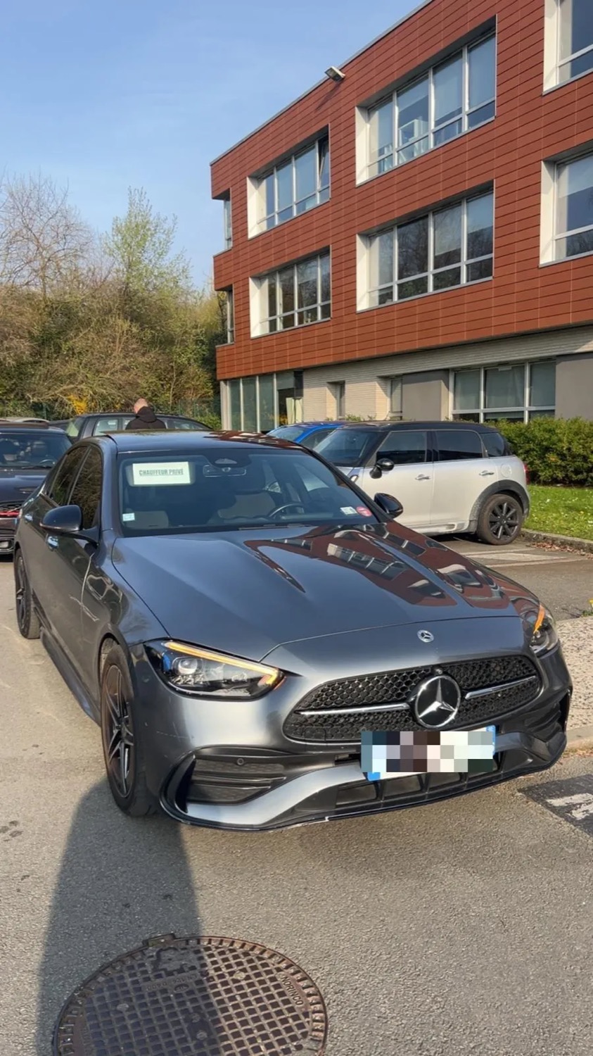 Avant d’une berline Mercedes Classe C d’Allo Drivers, panonceau chauffeur privé derrière le pare-brise